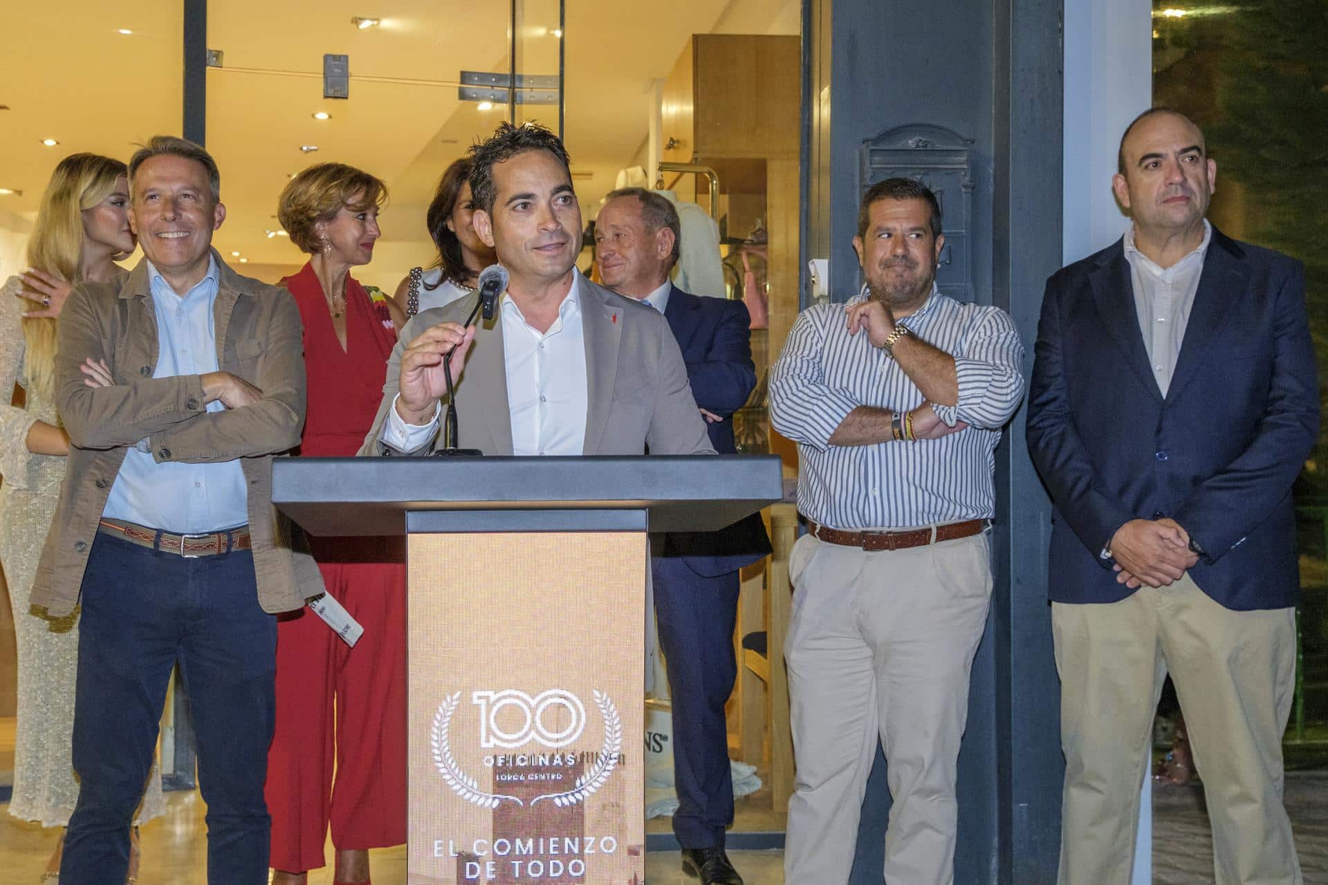 Ruiz Re alcanza el hito de las 100 oficinas: Un viaje de 56 años desde un taller de costura hasta el liderazgo nacional.